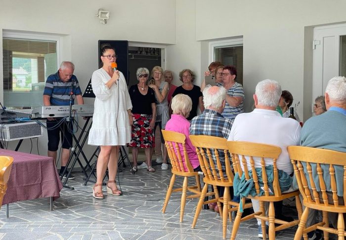 Starejši za starejše-poln servis pomoči potrebnim
