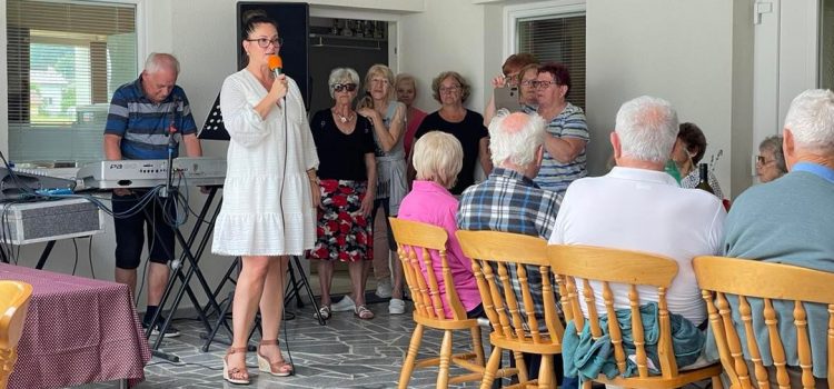Starejši za starejše-poln servis pomoči potrebnim